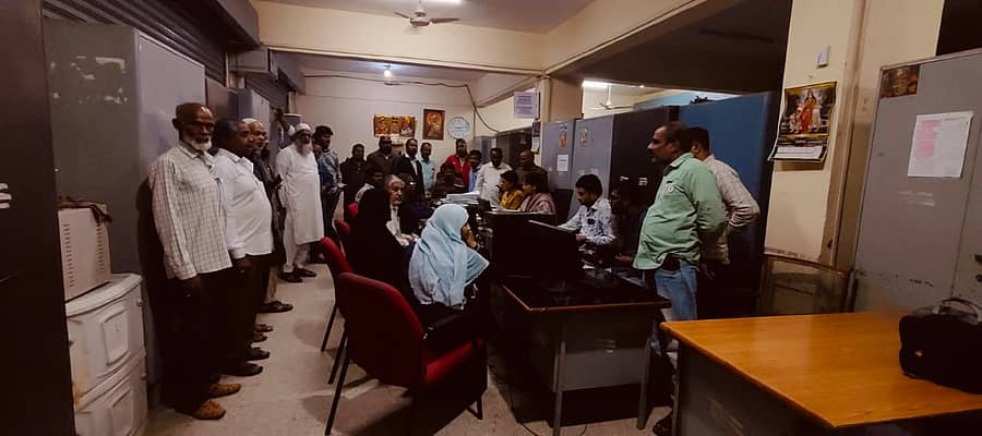 ಎಚ್ಬಿಆರ್ ಲೇಔಟ್ 2ನೇ ಬ್ಲಾಕ್ನಲ್ಲಿರುವ ಬಿಬಿಎಂಪಿ ಕಂದಾಯ ಕಚೇರಿಯಲ್ಲಿ ಬುಧವಾರ ರಾತ್ರಿ 9ರ ವೇಳೆಯಲ್ಲೂ ತೆರಿಗೆ ಪಾವತಿಗೆ ಕಾಯುತ್ತಿದ್ದ ನಾಗರಿಕರು