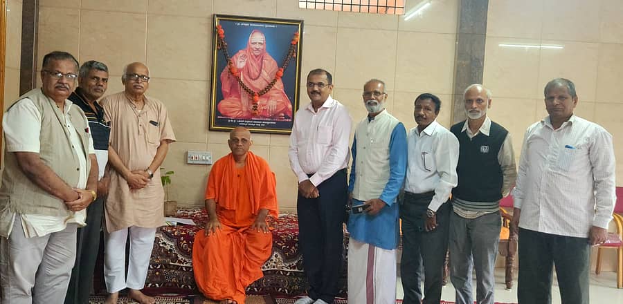 ಹೊನ್ನಾಳಿಯ ಹಿರೇಕಲ್ಮಠದ ಒಡೆಯರ್ ಚನ್ನಮಲ್ಲಿಕಾರ್ಜುನ ಶ್ರೀಗಳನ್ನು ವಿಧಾನಪರಿಷತ್ ಸದಸ್ಯ ಡಾ.ಧನಂಜಯ ಸರ್ಜಿ ನೇತೃತ್ವದಲ್ಲಿ ಶಿವಮೊಗ್ಗದ ನಿರ್ಮಲಾ ತುಂಗಾ-ಭದ್ರಾ ಅಭಿಯಾನದ ತಂಡ ಬುಧವಾರ ಭೇಟಿ ಮಾಡಿತು