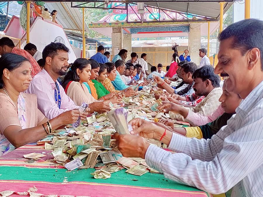 ಮಾಲೂರಿನ ಚಿಕ್ಕ ತಿರುಪತಿಯ ಪ್ರಸನ್ನ ವೆಂಕಟರಮಣ ಸ್ವಾಮಿ ದೇಗುಲದಲ್ಲಿ ಮಂಗಳವಾರ ಹುಂಡಿ ಎಣಿಕೆ ಕಾರ್ಯ ನಡೆಯಿತು