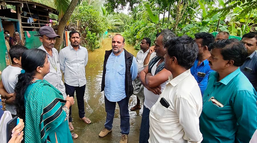 ಹೊಳೆಹೊನ್ನೂರು ಸಮೀಪದ ವಡೇರಪುರದ ಎಡಿ ಕಾಲೋನಿಗೆ ಉಪ ವಿಭಾಗಾಧಿಕಾರಿ ಸತ್ಯನಾರಾಯಣ ಭೇಟಿ ನೀಡಿದರು