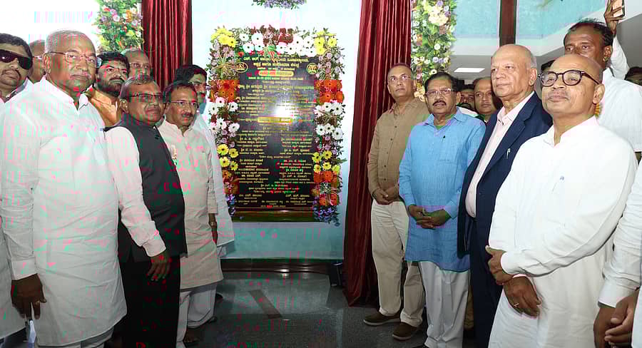 <div class="paragraphs"><p>ಬಾಗಲಕೋಟೆ ಜಿಲ್ಲೆಯ ಬಾಡಗಂಡಿಯಲ್ಲಿ ಬುಧವಾರ ಎಸ್.ಆರ್. ಪಾಟೀಲ ವೈದ್ಯಕೀಯ ಕಾಲೇಜಿನ ಉದ್ಘಾಟನಾ ಸಮಾರಂಭದಲ್ಲಿ ವಿಧಾನ ಪರಿಷತ್ ಸದಸ್ಯ ಪಿ.ಎಚ್. ಪೂಜಾರ, </p></div>