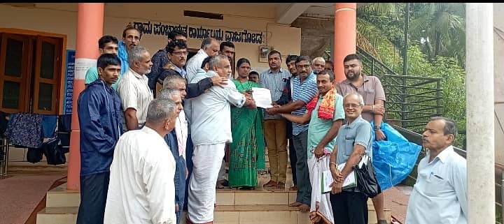 ಮಂಗಗಳು ಅಡಿಕೆ ತೋಟ, ಭತ್ತದ ಗದ್ದೆ ಹಾಗೂ ಇನ್ನಿತರ ಬೆಳೆಗಳನ್ನು ನಿತ್ಯ ತಿಂದು ಹಾಳು ಮಾಡುತ್ತಿದ್ದು, ಶೀಘ್ರವೇ ಮಂಗಗಳ ನಿಯಂತ್ರಣಕ್ಕೆ ಕ್ರಮವಹಿಸುವಂತೆ ತಾಲ್ಲೂಕಿನ ಇಟಗಿಯ ಶ್ರೀರಾಮೇಶ್ವರ ಕೃಷಿ ಪರಿವಾರ ಹೋರಾಟ ಸಮಿತಿ ವತಿಯಿಂದ ವಾಜುಗೋಡು ಗ್ರಾಮ ಪಂಚಾಯಿತಿಗೆ ಮನವಿ ಸಲ್ಲಿಸಲಾಯಿತು