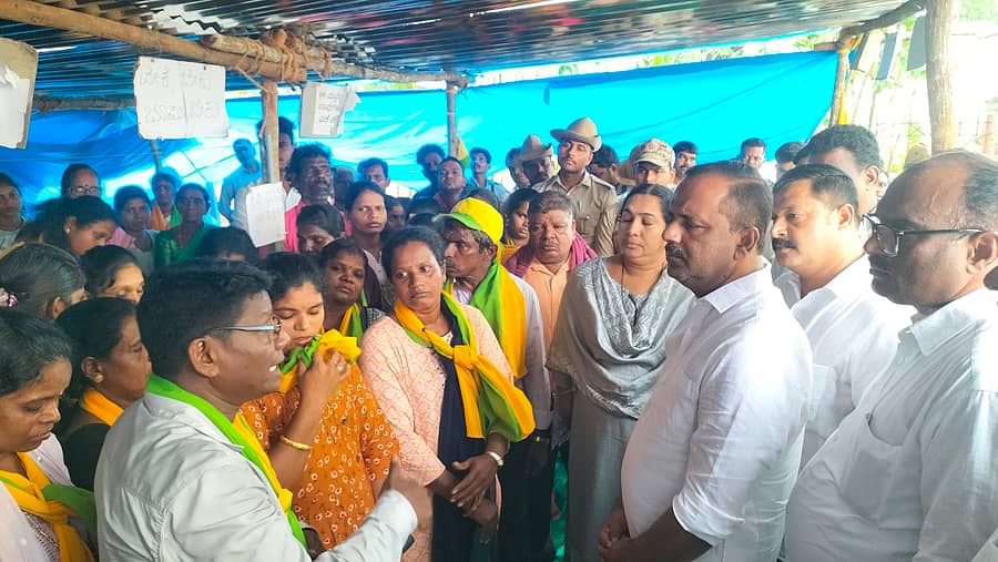 ಕೊರಗ ಸಮುದಾಯದರು ನಡೆಸುತ್ತಿರುವ ಧರಣಿ ಸ್ಥಳಕ್ಕೆ ವಿಧಾನಸಭೆ ಸ್ಪೀಕರ್‌ ಯು.ಟಿ. ಖಾದರ್‌ ಅವರು ಬುಧವಾರ ಭೇಟಿ ನೀಡಿ, ಸಮಸ್ಯೆ ಆಲಿಸಿದರು