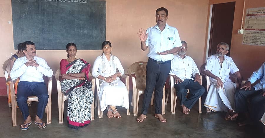 ಹೆಬ್ರಿ ಸಮೀಪದ ಚಾರ ವಂಡಾರಬೆಟ್ಟು ಶಾಲೆಯಲ್ಲಿ ನಡೆದ ಸಭೆಯಲ್ಲಿ ದಾನಿ, ಶಾಲೆಯ ಹಳೆವಿದ್ಯಾರ್ಥಿ ಸಂಘದ ಅಧ್ಯಕ್ಷ ವಾದಿರಾಜ ಶೆಟ್ಟಿ ಮಾತನಾಡಿದರು