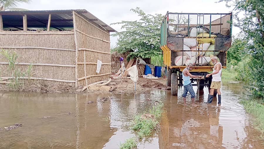 ತೇರದಾಳ ತಾಲ್ಲೂಕಿನ ತಮದಡ್ಡಿಯಲ್ಲಿ ಕುಟುಂಬದ ಸಂತ್ರಸ್ತರು ಸ್ಥಳಾಂತರಕ್ಕಾಗಿ ಮನೆಯ ಸಾಮಾನು, ದಿನಸಿಯನ್ನು ಟ್ರ್ಯಾಕ್ಟರ್ನಲ್ಲಿ ತುಂಬಿದರು