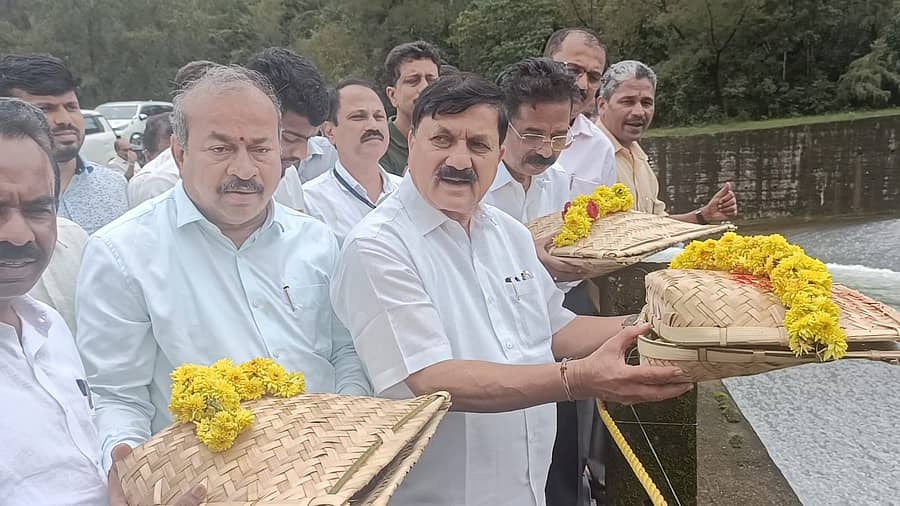 ಹೊಸನಗರ ತಾಲ್ಲೂಕಿನ ಚಕ್ರಾ ಮತ್ತು ಸಾವೆಹಕ್ಕಲು ಜಲಾಶಯಗಳಿಗೆ ಶಾಸಕರು ಬಾಗಿನ ಅರ್ಪಿಸಿದರು