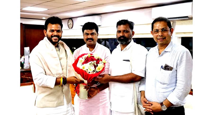 ಸಂಸದ ಬಿ.ವೈ.ರಾಘವೇಂದ್ರ ಅವರು ದೆಹಲಿಯಲ್ಲಿ ಕೇಂದ್ರ ವಿಮಾನಯಾನ ಸಚಿವ ಕಿಂಜರಾಪು ರಾಮ ಮೋಹನ ನಾಯ್ಡು ಅವರನ್ನು ಬುಧವಾರ ಭೇಟಿ ಮಾಡಿ, ಬೈಂದೂರು ವಿಧಾನಸಭಾ ಕ್ಷೇತ್ರ ವ್ಯಾಪ್ತಿಯ ಒತ್ತಿನೆಣೆಯಲ್ಲಿ ಮೂಕಾಂಬಿಕಾ ವಿಮಾನ ನಿಲ್ದಾಣ ಮಂಜೂರು ಮಾಡಲು ಮನವಿ ಮಾಡಿದರು