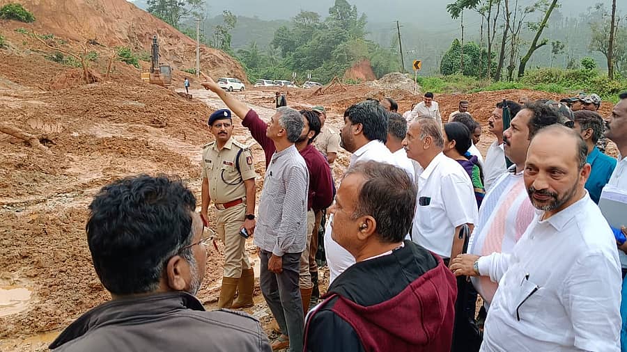 <div class="paragraphs"><p>ಸಕಲೇಶಪುರ ತಾಲ್ಲೂಕಿನ ದೊಡ್ಡತಪ್ಪಲೆ ಬಳಿ ಭೂಕುಸಿತ ವೀಕ್ಷಿಸಿದ&nbsp;ಸಚಿವ ಕೃಷ್ಣ ಬೈರೇಗೌಡ</p></div>