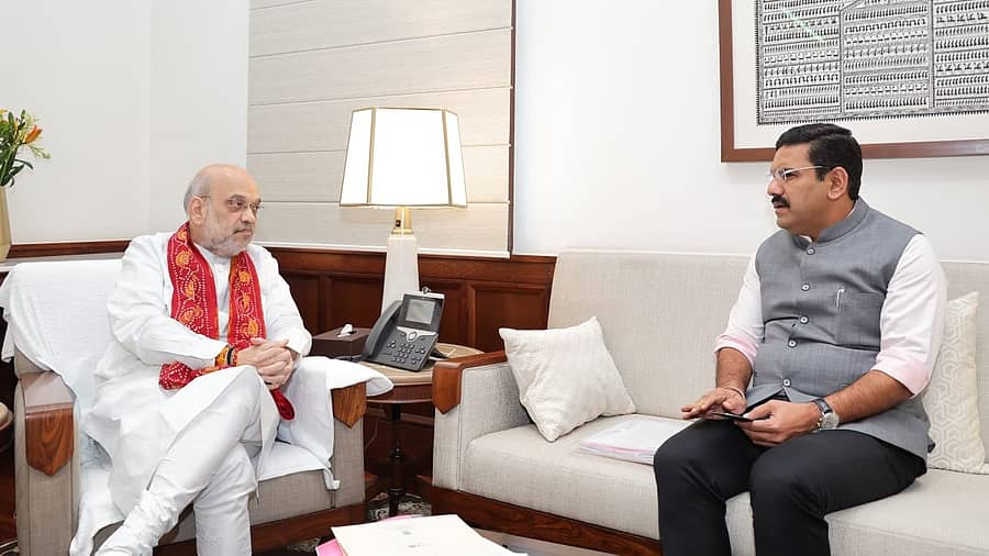 <div class="paragraphs"><p>ದೆಹಲಿಯಲ್ಲಿ ಅಮಿತ್ ಶಾ ಭೇಟಿಯಾದ ವಿಜಯೇಂದ್ರ</p></div>