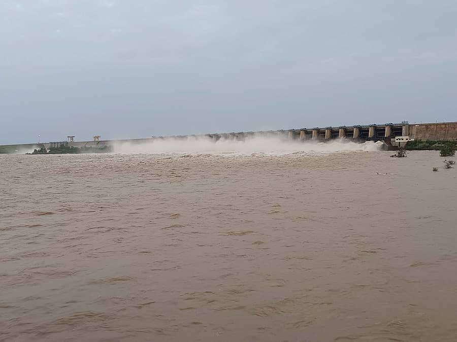 ನಾರಾಯಣಪುರದ ಬಸವಸಾಗರ ಜಲಾಶಯದ 30 ಗೇಟ್ಗಳಿಂದ ಧುಮ್ಮಿಕ್ಕುವ ಜಲಧಾರೆ