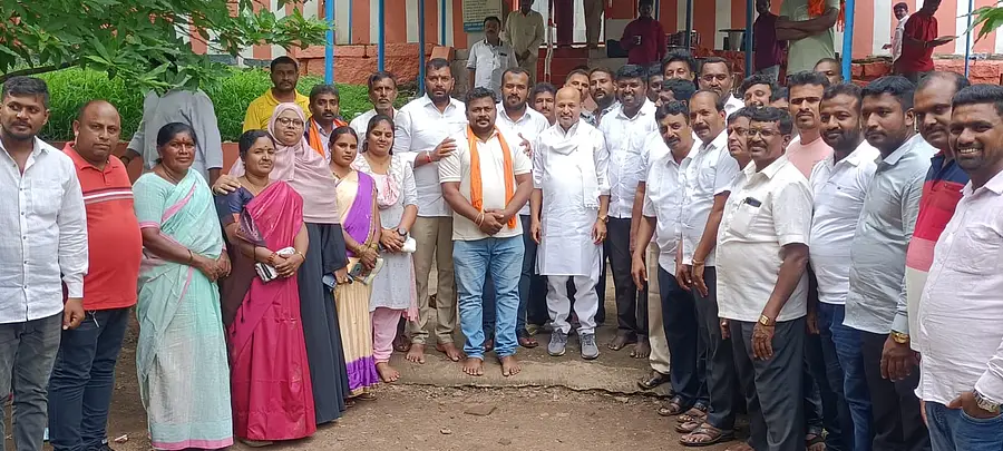 ರಾಮನಗರದ ಹೊರವಲಯದಲ್ಲಿರುವ ರಾಮದೇವರ ಬೆಟ್ಟದ ಮೇಲಿರುವ ದೇವಸ್ಥಾನಕ್ಕೆ  ಶಾಸಕ ಎಚ್‌.ಎ. ಇಕ್ಬಾಲ್ ಹುಸೇನ್ ಬುಧವಾರ ಭೇಟಿ ನೀಡಿದರು. ಅಧಿಕಾರಿಗಳು, ರಾಮಗಿರಿ ಸೇವಾ ಟ್ರಸ್ಟ್ ಪದಾಧಿಕಾರಿಗಳು ಹಾಗೂ ಕಾಂಗ್ರೆಸ್ ಮುಖಂಡರು ಇದ್ದಾರೆ