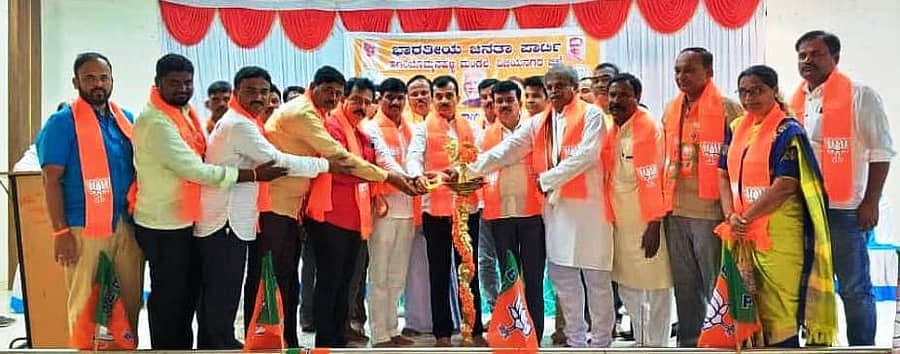 31ಕೆಟಿಆರ್ ಇಪಿ1 – ಕೊಟ್ಟೂರಿನಲ್ಲಿ ಮಂಗಳವಾರ ಹಗರಿಬೊಮ್ಮನಹಳ್ಳಿ ವಿಧಾನಸಭಾ ಕ್ಷೇತ್ರದ ಬಿಜೆಪಿ ಮಂಡಲದ ವಿಶೇಷ ಕಾರ್ಯಕಾರಿಣಿಯನ್ನು ಜಿಲ್ಲಾ ಘಟಕಾಧ್ಯಕ್ಷ ಪಿ.ಚನ್ನಬಸವನಗೌಡ ಉದ್ಘಾಟಿಸಿದರು.