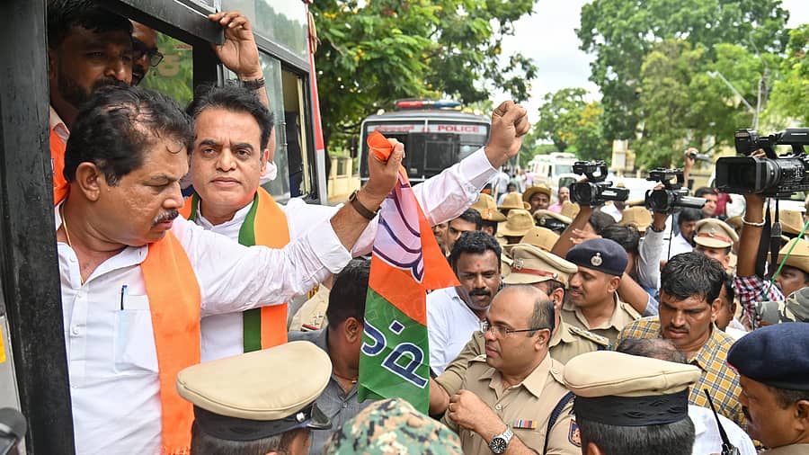 <div class="paragraphs"><p>ಮೈಸೂರಿನ ಮುಡಾ ಕಚೇರಿಗೆ ಮುತ್ತಿಗೆ ಹಾಕಲು ಹೊರಟ ವಿಧಾನಸಭೆಯ ವಿರೋಧ ಪಕ್ಷದ ನಾಯಕ ಆರ್. ಅಶೋಕ್ ಹಾಗೂ ಶಾಸಕ ಡಾ.ಸಿ.ಎನ್. ಅಶ್ವತ್ಥನಾರಾಯಣ ಅವರನ್ನು ಪೊಲೀಸರು ವಶಕ್ಕೆ ಪಡೆದರು– ಪ್ರಜಾವಾಣಿ ಚಿತ್ರ</p></div>