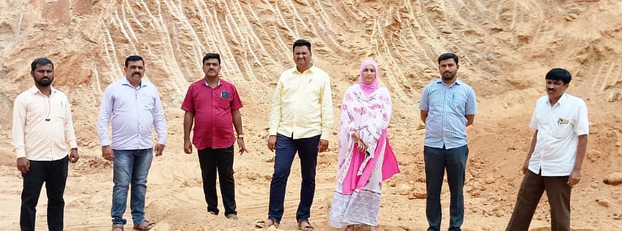 ತುಮಕೂರು ತಾಲ್ಲೂಕು ಜನಪನಹಳ್ಳಿ ತಾಂಡ್ಯ ಸಮೀಪ ಅಕ್ರಮವಾಗಿ ಮಣ್ಣು ತೆಗೆಯುತ್ತಿದ್ದ ಪ್ರದೇಶಕ್ಕೆ ಗಣಿ ಹಾಗೂ ಭೂ ವಿಜ್ಞಾನ ಇಲಾಖೆ ಹಿರಿಯ ಭೂ ವಿಜ್ಞಾನಿ ಸಂತೋಷ್‌ಗೌಡ ನೇತೃತ್ವದ ತಂಡ ಬುಧವಾರ ಭೇಟಿ ನೀಡಿತ್ತು