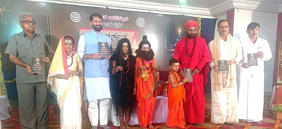 ರಾಣೆಬೆನ್ನೂರಿನ ವರ್ತಕರ ಸಮುದಾಯ ಭವನದಲ್ಲಿ ನಡೆದ ಕಾರ್ಯಕ್ರಮದಲ್ಲಿ ವಿಧಾನ ಪರಿಷತ್ ಸದಸ್ಯ ಸಿ.ಟಿ. ರವಿ ಅವರು ವಚನ ದರ್ಶನ ಪುಸ್ತಕವನ್ನು ಬಿಡುಗಡೆ ಮಾಡಿದರು