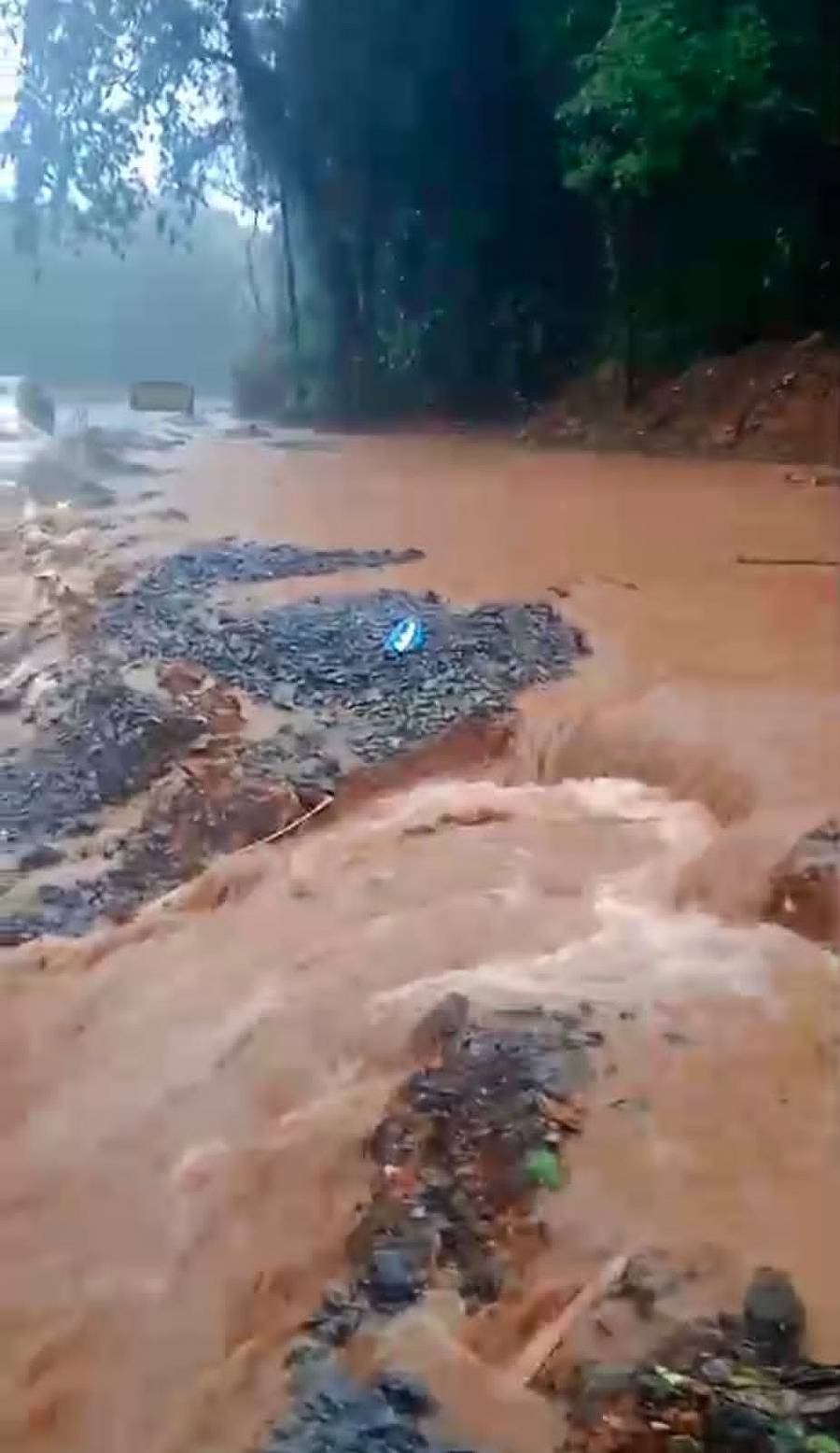 ಚರಂಡಿ ಇಲ್ಲದ ಕಾರಣ ರಸ್ತೆಯ ಮೇಲೆ ನೀರು ತೋಡಿನಂತೆ ಹರಿಯುತ್ತಿರುವುದು