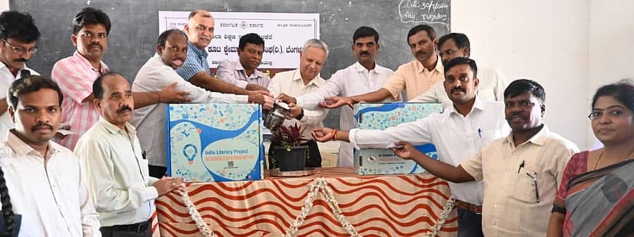 ಚಳ್ಳಕೆರೆ ನಗರದ ಹೆಗ್ಗೆರೆ ತಾಯಮ್ಮ ಮತ್ತು ತಿಪ್ಪೇಸ್ವಾಮಿ ಸರ್ಕಾರಿ ಬಾಲಕಿಯರ ಪ್ರೌಢಶಾಲೆಯಲ್ಲಿ ಬುಧವಾರ ಹಮ್ಮಿಕೊಂಡಿದ್ದ ವಿಜ್ಞಾನ ಕರ್ಯಾಗಾರದಲ್ಲಿ ಕುವೈತ್ ಕನ್ನಡ ಕೂಟದವರು ಬುಧವಾರ ವಿಜ್ಞಾನ ಕಿಟ್ ವಿತರಿಸಿದರು.