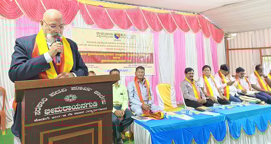 31ಎಸ್ಎಚ್ಪಿ 1: ಶಹಾಪುರ ತಾಲ್ಲೂಕಿನ ಭೀಮರಾಯನಗುಡಿ ವೀರಶೈವ ಕಲ್ಯಾಣ ಮಂಟಪದಲ್ಲಿ ಬುಧವಾರ ರಾಯಚೂರು ವಿಶ್ವ ವಿದ್ಯಾಲಯ ಪ್ರಸಾಂಗಣ ಹಮ್ಮಿಕೊಂಡಿದ್ದ ಕಾರ್ಯಕ್ರಮದಲ್ಲಿ ಕುಲಪತಿಗಳಾದ ಪ್ರೊ.ಹರೀಶ ರಾಮಸ್ವಾಮಿ ಮಾತನಾಡಿದರು