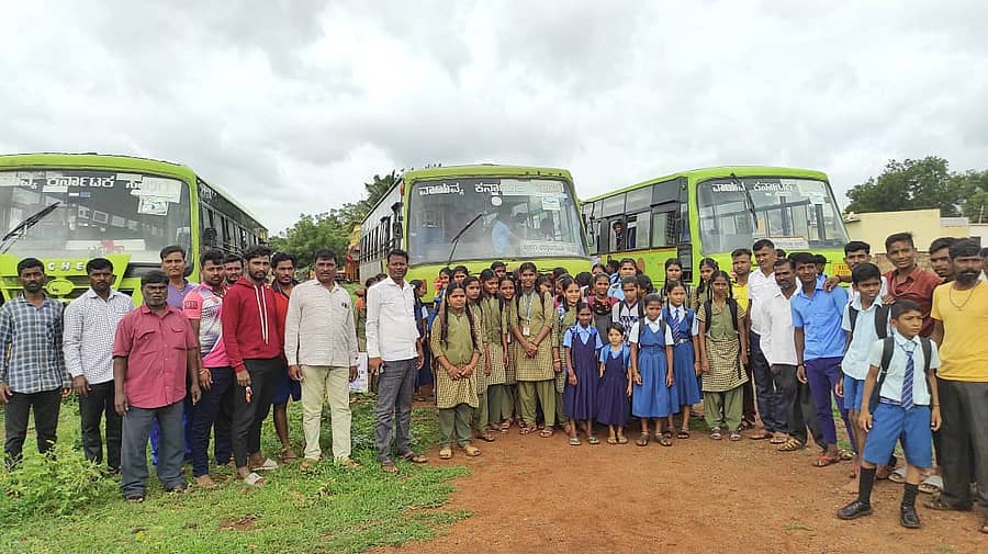ಬೀಳಗಿ ತಾಲ್ಲೂಕಿನ ಸುನಗ ಎಲ್.ಟಿ.ನಂ1 ಗ್ರಾಮದ ವಿದ್ಯಾರ್ಥಿಗಳು ಹಾಗೂ ಸಾರ್ವಜನಿಕರು ಸಕಾಲಕ್ಕೆ ಬಸ್ ಸಂಚಾರ ಆರಂಭಿಸುವಂತೆ ಆಗ್ರಹಿಸಿ ಪ್ರತಿಭಟನೆ ನಡೆಸಿದರು