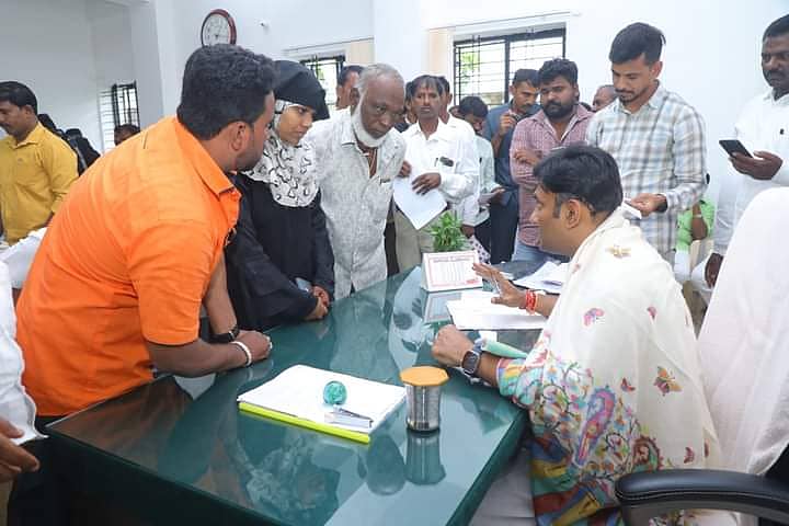 ಸಂಸದ ಡಾ.ಕೆ.ಸುಧಾಕರ್ ಚಿಕ್ಕಬಳ್ಳಾಪುರದಲ್ಲಿ ನಡೆಸಿದ ಸಾರ್ವಜನಿಕ ಭೇಟಿ ಕಾರ್ಯಕ್ರಮದಲ್ಲಿ ನಾಗರಿಕರು ಸಮಸ್ಯೆಗಳ ಅಹವಾಲು ಸಲ್ಲಿಸಿದರು 