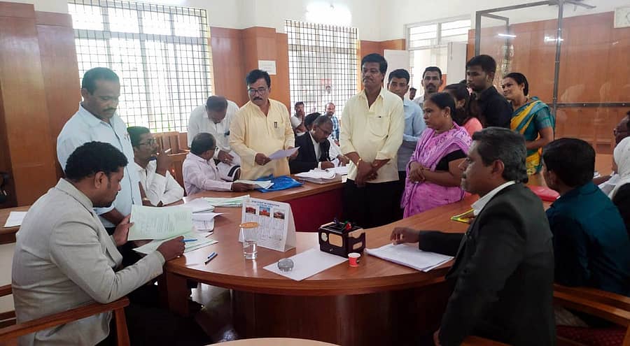 ಮುದ್ದೇಬಿಹಾಳ ತಾಲ್ಲೂಕು ಕಾನೂನು ಸೇವಾ ಸಮಿತಿ ವತಿಯಿಂದ ಪಟ್ಟಣದ ನ್ಯಾಯಾಲಯದ ಸಂಕೀರ್ಣದಲ್ಲಿ ಶನಿವಾರ ರಾಷ್ಟ್ರೀಯ ಲೋಕ ಅದಾಲತ್ನಲ್ಲಿ ಪ್ರಕರಣವೊಂದರ ವಿಚಾರಣೆ ನಡೆಸಲಾಯಿತು