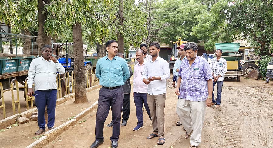 ಗಜೇಂದ್ರಗಡದ ಪುರಸಭೆಗೆ ಲೋಕಾಯುಕ್ತ ಡಿವೈಎಸ್ಪಿ ವಿಜಯ ಬಿರಾದಾರ ಭೇಟಿ ನೀಡಿ ಪರಿಶೀಲಿಸಿದರು