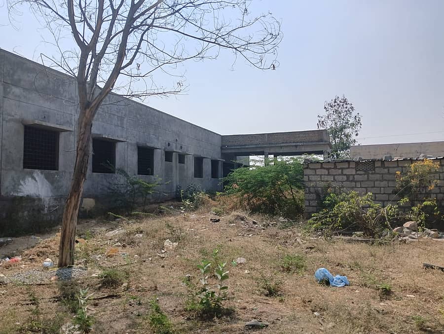 ಭೂವಿವಾದ ಹಿನ್ನೆಲೆಯಲ್ಲಿ ಹೈಕೋರ್ಟ್ ತಡೆಯಾಜ್ಞೆ ನೀಡಿದ್ದರಿಂದ ಮೂರು ವರ್ಷಗಳಿಂದ ಸ್ಥಗಿತಗೊಂಡಿರುವ ಮಸ್ಕಿಯ 30 ಹಾಸಿಗೆ ಸಾಮರ್ಥ್ಯದ ಸಮುದಾಯ ಆರೋಗ್ಯ ಕೇಂದ್ರದ ಕಟ್ಟಡ