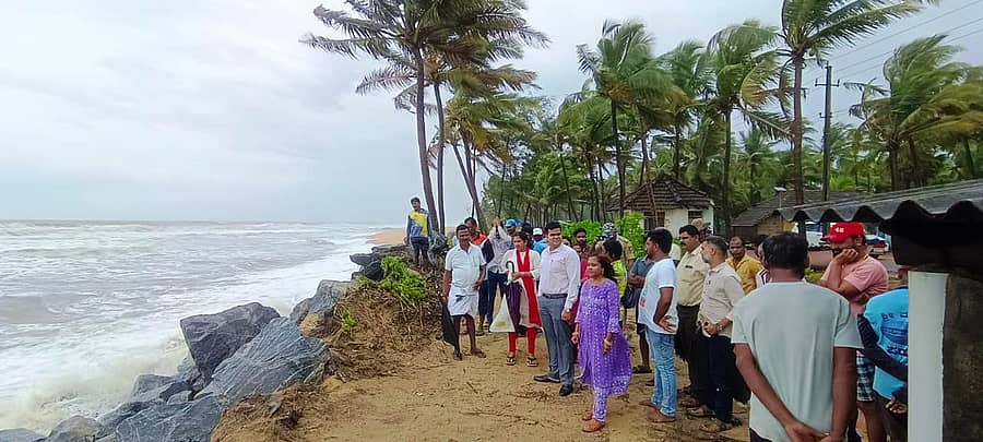 ಪಡುಬಿದ್ರಿಯ ನಡಿಪಟ್ಣದಲ್ಲಿ ಕಡಲ್ಕೊರೆತ ಕಾಣಿಸಿಕೊಂಡಿರುವ ಪ್ರದೇಶಕ್ಕೆ ಜಿಲ್ಲಾಧಿಕಾರಿ ವಿದ್ಯಾಕುಮಾರಿ ಭೇಟಿ ನೀಡ ಪರಿಶೀಲಿಸಿದ್ದಾರೆ.