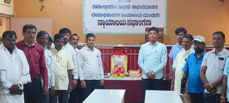 ಮುಂಡರಗಿ ತಹಶೀಲ್ದಾರ್ ಕಾರ್ಯಾಲಯದಲ್ಲಿ ಹಡಪದ ಅಪ್ಪಣ್ಣ ಜಯಂತಿಯನ್ನು ಅಚರಿಸಲಾಯಿತು