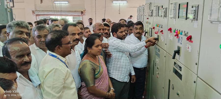 ಎಚ್.ಡಿ.ಕೋಟೆ ತಾಲ್ಲೂಕಿನ ಸೋಗಹಳ್ಳಿ ಗ್ರಾಮದ ತಾರಕ ಏತ ನೀರಾವರಿ ಘಟಕದಲ್ಲಿ ಶನಿವಾರ ಕಬಿನಿ ಜಲಾಶಯದ ಹಿನ್ನೀರಿನಿಂದ ತಾರಕ ಜಲಾಶಯಕ್ಕೆ ಏತ ನೀರಾವರಿಗೆ ಶನಿವಾರ ಶಾಸಕ ಅನಿಲ್ ಚಿಕ್ಕಮಾದು ಚಾಲನೆ ನೀಡಿದರು.