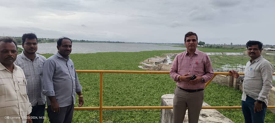 ತೆಕ್ಕಲಕೋಟೆ ಸಮೀಪದ ಎಂ.ಸೂಗೂರು ಗ್ರಾಮದಲ್ಲಿ ಜಲಾಶಯದಿಂದ ಭಾರೀ ಪ್ರಮಾಣದ ನೀರು ಬಿಡುವ ಸಾಧ್ಯತೆ ಕುರಿತು ತಹಶೀಲ್ದಾರ್ ಎಚ್.ವಿಶ್ವನಾಥ ಗ್ರಾಮಸ್ಥರೊಂದಿಗೆ ಪರಿಶೀಲನೆ ನಡೆಸಿದರು