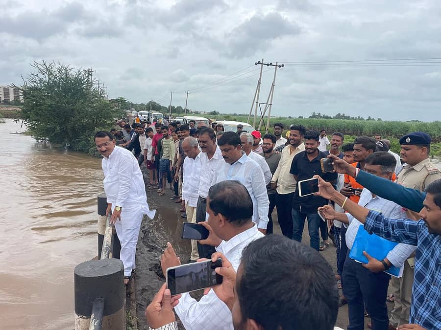 ಘಟಪ್ರಭಾ ನದಿ ಪ್ರವಾಹದಿಂದ ತುಂಬಿ ಹರಿಯುತ್ತಿರುವ ಮುಧೋಳ ಸಮೀಪದ ಯಾದವಾಡ ಸೇತುವೆಯನ್ನು ಜಿಲ್ಲಾ ಉಸ್ತುವಾರಿ ಸಚಿವ ಆರ್.ಬಿ.ತಿಮ್ಮಾಪುರ ವೀಕ್ಷಿಸಿದರು