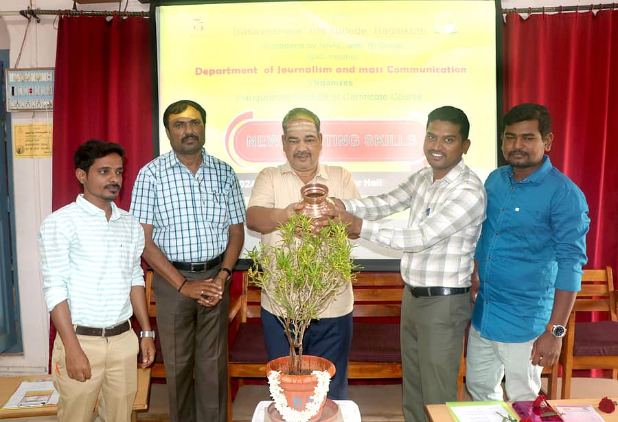 ಬಾಗಲಕೋಟೆಯ ಬಸವೇಶ್ವರ ಕಲಾ ಕಾಲೇಜಿನಲ್ಲಿ ನಡೆದ ಸರ್ಟಿಫಿಕೇಟ್ ಕೋರ್ಸ್ಗೆ ಹಂಪಿ ಕನ್ನಡ ವಿಶ್ವವಿದ್ಯಾಲಯದ ಪ್ರಾಧ್ಯಾಪಕ ಲೋಕೇಶ ಎಸ್.ಕೆ ಉದ್ಘಾಟಿಸಿದರು