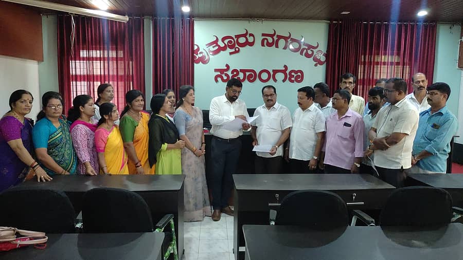 ಸಮಸ್ಯೆಗಳನ್ನು ಬಗೆಹರಿಸುವಂತೆ ಆಗ್ರಹಿಸಿ ಪುತ್ತೂರು ನಗರಸಭೆಯ ಬಿಜೆಪಿ ಸದಸ್ಯರು ಗುರುವಾರ ಪೌರಾಯುಕ್ತರ ಮೂಲಕ ಜಿಲ್ಲಾಧಿಕಾರಿಗೆ ಮನವಿ ಸಲ್ಲಿಸಿದರು