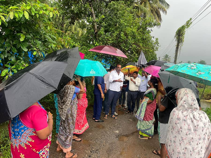 ತೆಂಕನಿಡಿಯೂರು ಗ್ರಾಮ ಪಂಚಾಯಿತಿ ವ್ಯಾಪ್ತಿಯ ಕೆಲಾರ್ಕಲಬೆಟ್ಟುವಿಗೆ ಶಾಸಕ ಯಶ್ಪಾಲ್ ಸುವರ್ಣ ಶುಕ್ರವಾರ ಭೇಟಿ ನೀಡಿ ಪರಿಶೀಲಿಸಿದರು