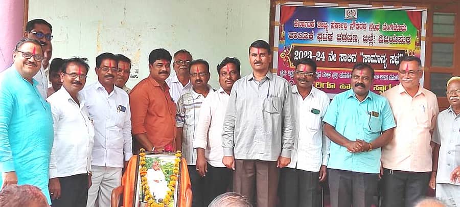 ಚಡಚಣದ ಕರ್ನಾಟಕ ರಾಜ್ಯ ಸರ್ಕಾರಿ ನೌಕರರ ಸಂಘದ ಚಡಚಣ ಘಟಕದ ವತಿಯಿಂದ ಶನಿವಾರ ಆಯೋಜಿಸಿದ್ದ ಸಾಮಾನ್ಯ ಸಭೆಯನ್ನು ಶಿಕ್ಷಕರ ಸಂಘದ ಅಧ್ಯಕ್ಷ ಎ.ಎಸ್.ಸೊನ್ನಗಿ ಹಾಗೂ ಶಿಕ್ಷಕರ ಸೊಸಾಯಿಟಿ ಅಧ್ಯಕ್ಷ ಎಸ್.ಎಸ್.ಪಾಟೀಲ ಉದ್ಘಾಟಿಸಿದರು