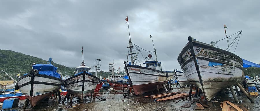 ಕಾರವಾರದ ಬೈತಕೋಲ ಮೀನುಗಾರಿಕೆ ಬಂದರಿನಲ್ಲಿ ದುರಸ್ತಿ ಸಲುವಾಗಿ ಮೀನುಗಾರಿಕೆ ಬೋಟ್ಗಳನ್ನು ದಡದಲ್ಲಿ ನಿಲ್ಲಿಸಿರುವುದು.
ಪ್ರಜಾವಾಣಿ ಚಿತ್ರ: ಗಣಪತಿ ಹೆಗಡೆ