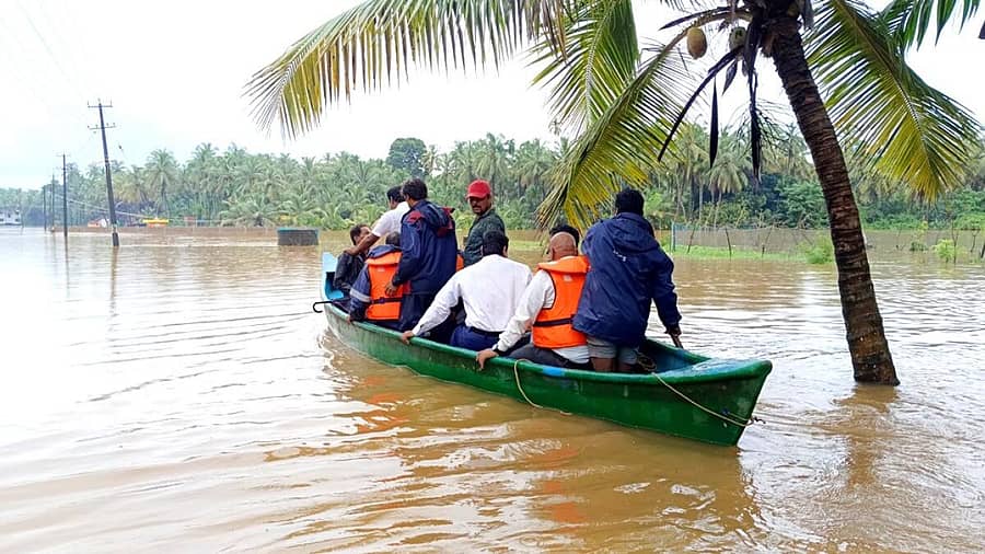 <div class="paragraphs"><p><strong>ಕುಂದಾಪುರ ಸಮೀಪದ ಸಾಲ್ಬುಡ ಎಂಬಲ್ಲಿ ಕಾಣಿಸಿಕೊಂಡ ನೆರೆಯಲ್ಲಿ ಸಿಲುಕಿಕೊಂಡವರನ್ನು ರಕ್ಷಣಾ ತಂಡದವರು ದೋಣಿಯ ಮೂಲಕ ಕಾರ್ಯಾಚರಣೆ ನಡೆಸಿ ರಕ್ಷಣೆ ಮಾಡಿದರು.</strong></p></div>