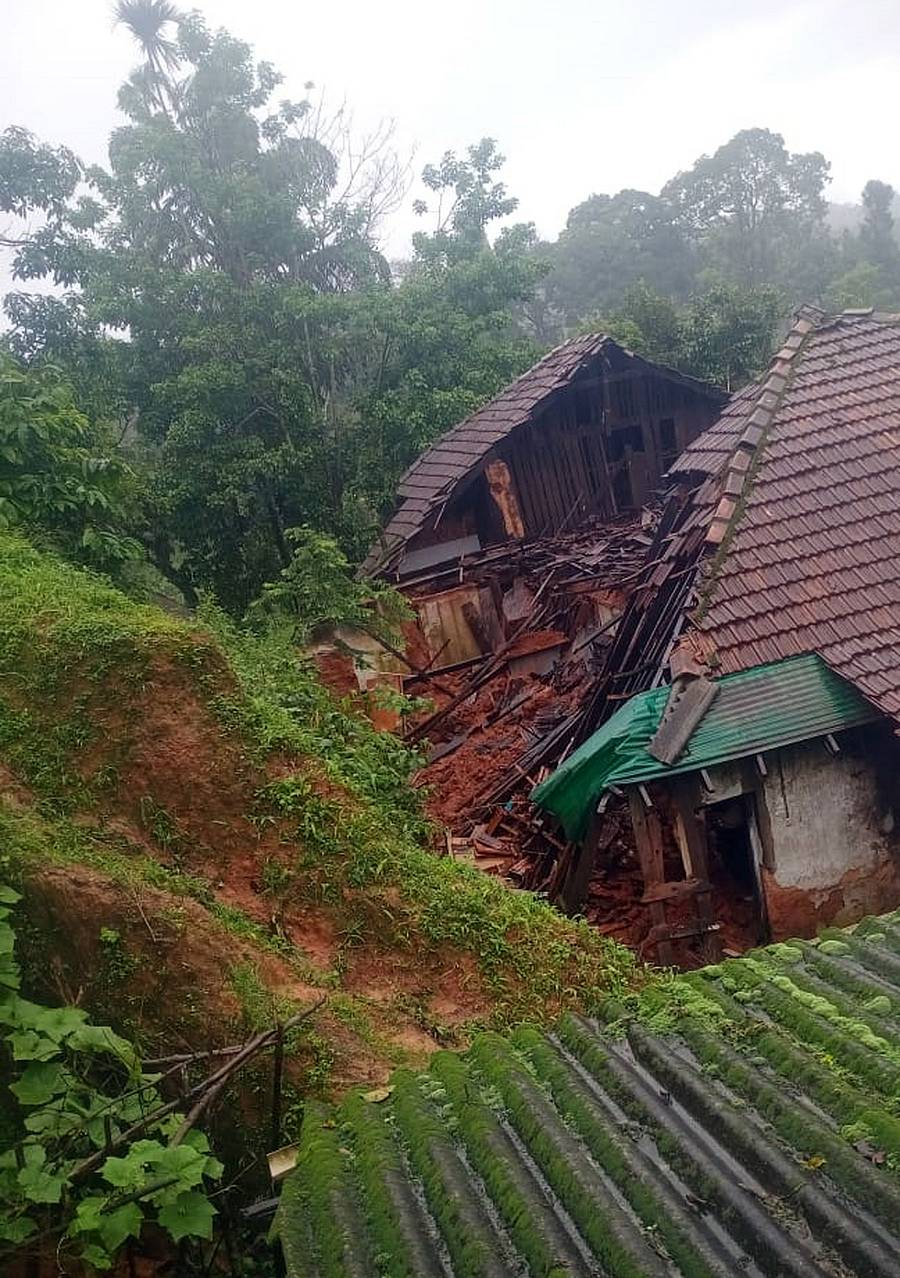 ನಾಪೋಕ್ಲು ಸಮೀಪದ ಬೆಟ್ಟಗೇರಿ ಗ್ರಾಮದ ಬಕ್ಕದಲ್ಲಿರುವ ಕಡ್ಲೇರ ಕುಟುಂಬದ ಐನ್ ಮನೆಯ ಮಾಳಿಗೆ ಹಾಗೂ ಗೋಡೆಗಳು ಮಳೆಯಿಂದ ಕುಸಿದು ಬಿದ್ದು ನಷ್ಟ ಸಂಭವಿಸಿದೆ.