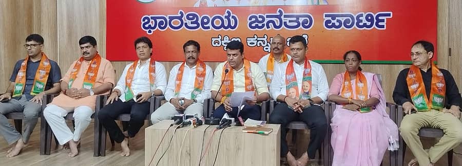 ಸುದ್ದಿಗೋಷ್ಠಿಯಲ್ಲಿ ಹರೀಶ್ ಪೂಂಜ ಮಾತನಾಡಿದರು. ಪ್ರೇಮಾನಂದ ಶೆಟ್ಟಿ, ವೇದವ್ಯಾಸ ಕಾಮತ್, ಡಾ.ವೈ.ಭರತ್ ಶೆಟ್ಟಿ, ಸತೀಶ್ ಕುಂಪಲ, ಗಣೇಶ ಪೂಜಾರಿ, ಕ್ಯಾ.ಬ್ರಿಜೇಶ್ ಚೌಟ, ಭಾಗೀರಥಿ ಮುರುಳ್ಯ ಹಾಗೂ ರಾಜಗೋಪಾಲ ರೈ ಭಾಗವಹಿಸಿದ್ದರು