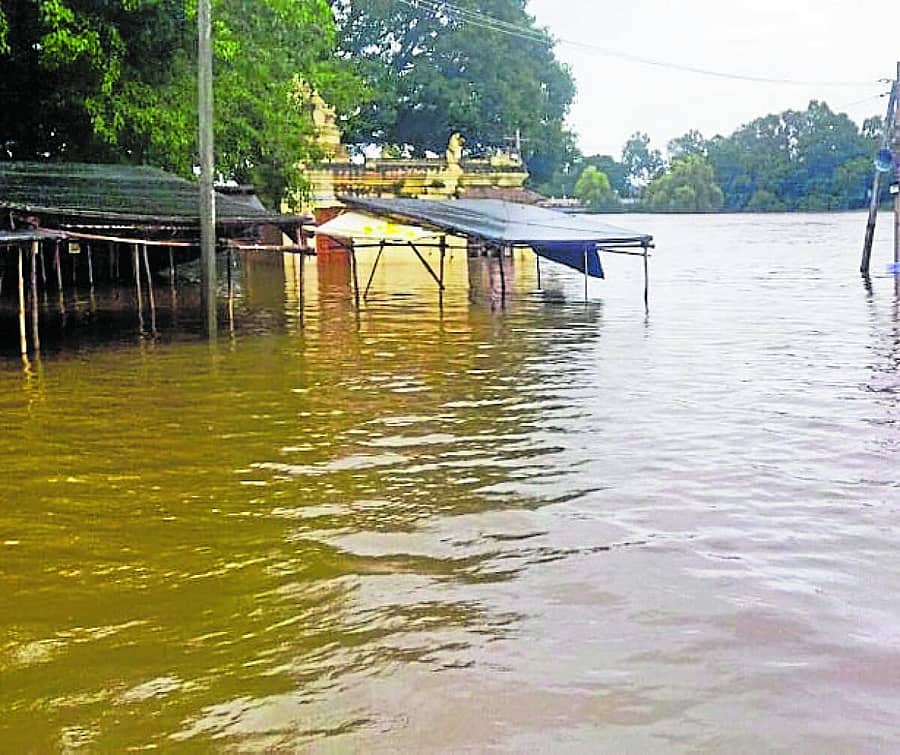 <div class="paragraphs"><p>ನಂಜನಗೂಡು ಕಪಿಲಾ ನದಿಯ ಸ್ನಾನಘಟ್ಟ ಗುರುವಾರ ಮುಳುಗಡೆಯಾಗಿದೆ</p></div>