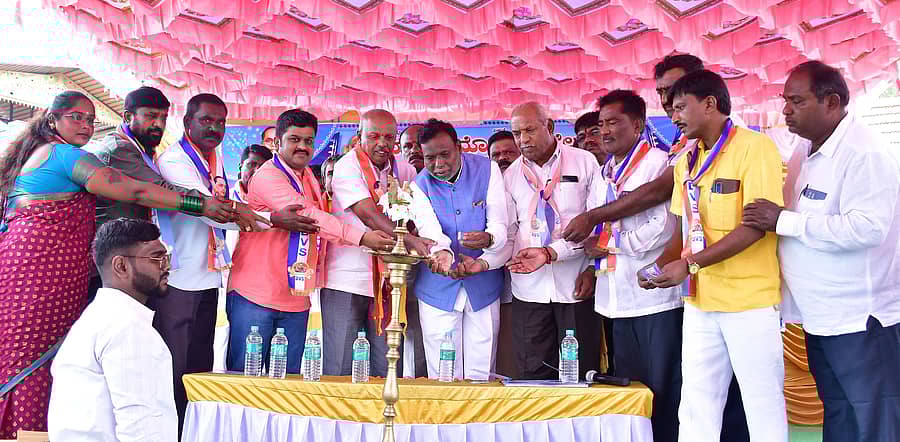 ದೊಡ್ಡಬಳ್ಳಾಪುರ ತಾಲ್ಲೂಕಿನ ರಾಜಘಟ್ಟದಲ್ಲಿ ಬುಧವಾರ ‘ವಿಚಾರ ಮಂಥನ’ ಸಭೆಯನ್ನು ದಲಿತ ವಿಮೋಚನಾ ಸೇನೆ ಸಂಸ್ಥಾಪಕ ಅಧ್ಯಕ್ಷ ಮಾ.ಮುನಿರಾಜು ಹಾಗೂ ನಗರಸಭೆ ಸದಸ್ಯ ತ.ನ.ಪ್ರಭುದೇವ್ ಉದ್ಘಾಟಿಸಿದರು