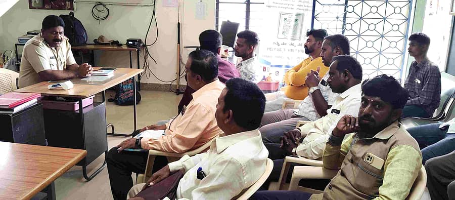 ತಲಕಾಡು ಪೊಲೀಸ್ ಠಾಣೆಯಲ್ಲಿ ಸರ್ಕಲ್ ಇನ್ಸ್ಪೆಕ್ಟರ್ ಆನಂದ್ ಕುಮಾರ್ ನೇತೃತ್ವದಲ್ಲಿ ಎಸ್ಸಿ, ಎಸ್ಟಿ ಸಮುದಾಯದ ಕುಂದುಕೊರತೆ ಸಭೆ ನಡೆಯಿತು