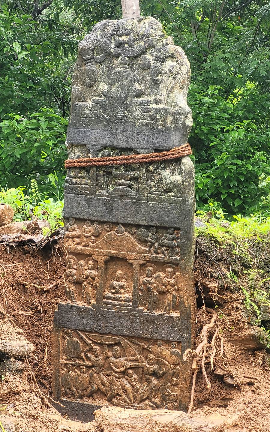 ಶಿರಸಿ ತಾಲ್ಲೂಕಿನ ಸೋಂದಾದ ಕಡೇಗುಂಟದಲ್ಲಿ ಬೆಳಕಿಗೆ ಬಂದ 800 ವರ್ಷಗಳ ವೀರಗಲ್ಲು ಶಾಸನ