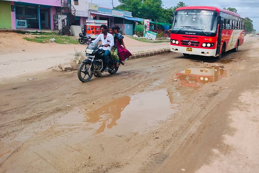 ಕವಿತಾಳದಲ್ಲಿ ರಾಯಚೂರು ಲಿಂಗಸುಗೂರು ರಾಜ್ಯ ಹೆದ್ದಾರಿ ಕೆಸರು ಗದ್ದೆಯಂತಾಗಿರುವುದು.