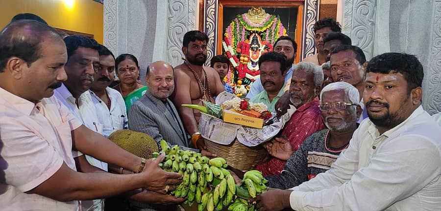 ರಾಮನಗರದ ಶಕ್ತಿ ದೇವತೆ ಚಾಮುಂಡೇಶ್ವರಿ ಕರಗ ಮಹೋತ್ಸವದ ಅಂಗವಾಗಿ, ಶಾಸಕ ಎಚ್.ಎ. ಇಕ್ಬಾಲ್ ಹುಸೇನ್ ಅವರು ಭಾನುವಾರ ಕೊಂಕಾಣಿದೊಡ್ಡಿಯಲ್ಲಿರುವ ಆದಿಶಕ್ತಿ ದೇವಾಲಯಕ್ಕೆ ಮಡಿಲಕ್ಕಿ ಅರ್ಪಿಸಿದರು