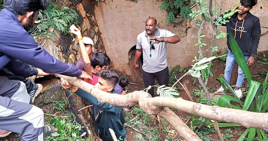 ಶ್ರೀರಂಗಪಟ್ಟಣದ ನೈರುತ್ಯ ಭಾಗದ ಕೋಟೆ ಮತ್ತು ಕಂದಕದ ನಡುವೆ ಗಿಡ ಗೆಂಟೆಗಳಿಂದ ಮುಚ್ಚಿ ಹೋಗಿದ್ದ, 18ನೇ ಶತಮಾನದ ಜೋಡಿ ನೆಲಮಾಳಿಗೆ ಸ್ಮಾರಕದ ಆವರಣವನ್ನು ಆಚೀವರ್ಸ್ ಅಕಾಡೆಮಿ ಮತ್ತು ಪ್ರಜ್ಞಾವಂತರ ವೇದಿಕೆಯ ಕಾರ್ಯಕರ್ತರು ಬುಧವಾರ ಸ್ವಚ್ಛಗೊಳಿಸಿದರು