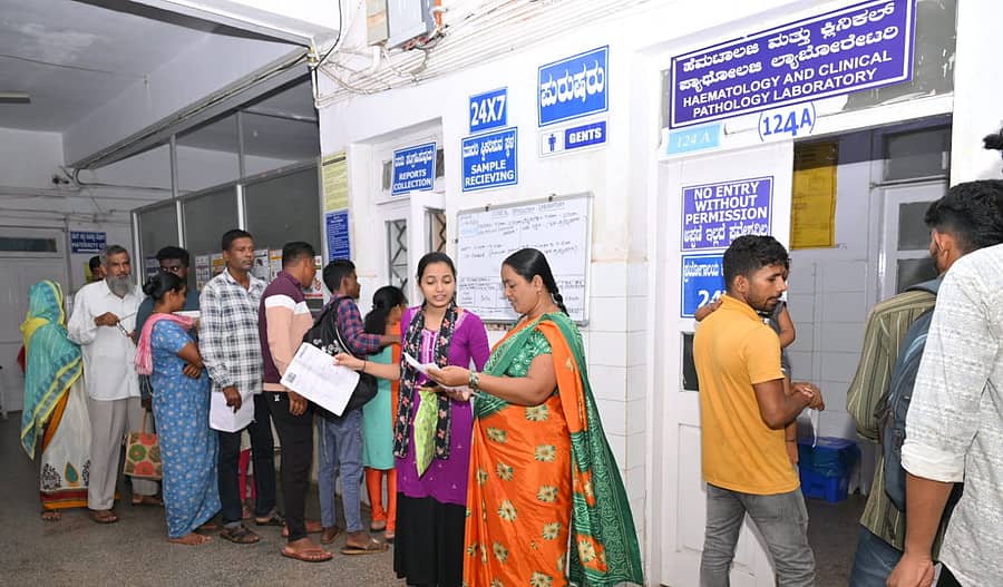 ಕಾರವಾರದ ಜಿಲ್ಲಾಸ್ಪತ್ರೆಯಲ್ಲಿರುವ ರಕ್ತ ಮಾದರಿ ತಪಾಸಣೆಗೆ ಕಾದು ನಿಂತಿರುವ ಜನರು