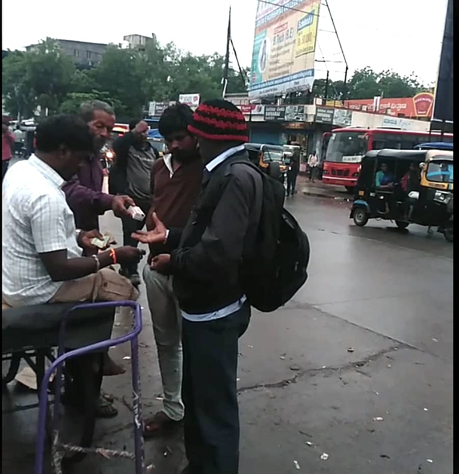 ಕಲಬುರಗಿ ನಗರದ ರೈಲುನಿಲ್ದಾಣ ರಸ್ತೆಯಲ್ಲಿರುವ ಅಂಚೆ ಕಚೇರಿ ಪಕ್ಕದಲ್ಲಿ ನಸುಕಿನ 5.45ಕ್ಕೆ ಅಕ್ರಮವಾಗಿ ಮದ್ಯ ಮಾರುತ್ತಿರುವುದು.
