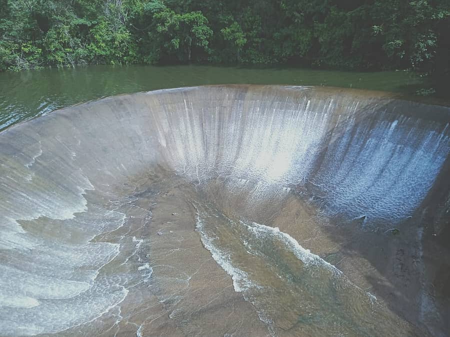 ಕುಶಾಲನಗರ ಸಮೀಪದ ರಂಗಸಮುದ್ರ ಬಳಿಯ ಚಿಕ್ಲಿಹೊಳೆ ಜಲಾಶಯ ಮಂಗಳವಾರ ಭರ್ತಿಯಾಗಿದ್ದು,ಜಲಾಶಯದ ತಡೆಗೋಡೆ ಮೇಲಿಂದ ಅರ್ಧಚಂದ್ರಾಕೃತಿಯಲ್ಲಿ ಧುಮ್ಮಿಕ್ಕುತ್ತಿರುವ ನಯನ ಮನೋಹರ ದೃಶ್ಯ.